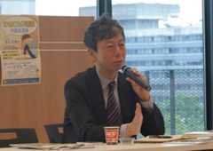 交流会で話すジャーナリストの池上正樹さん