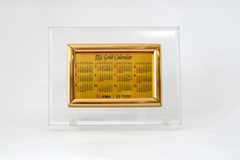 寄付金額を引き上げた純金カレンダー(平塚市提供)