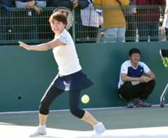 テニス教室を前にラリーを披露する杉山愛さん=鹿屋市の野里運動公園