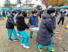 負傷者搬送訓練に取り組む田子中生ら