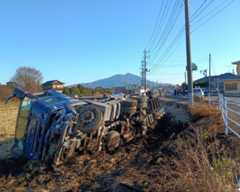 大型トレーラーが横転するなど5台が絡む事故が発生した現場=筑西市桑山(画像の一部を加工しています)