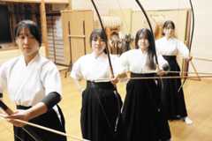 射手に挑戦する（左から）西井清香さん、堀池陽向さん、藤本奏音さん、河野妃希さん＝豊後高田市是永町の若宮弓道場