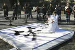 九鬼家隆宮司が書き上げた「笑」の字＝13日午前、和歌山県田辺市の熊野本宮大社