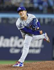 ブルージェイズ戦の9回途中から登板し、力投するドジャース・山本=11月1日、トロント(共同)