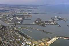 8日深夜に強い揺れを観測した青森県八戸市の沿岸部。手前は八戸港=9日