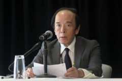 記者会見する日銀の植田総裁=16日、米ワシントン(共同)