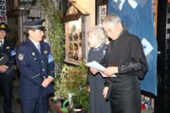 店の経営者に聞き込みをする警察官=徳島市富田町2