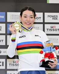 女子ケイリンで2連覇を果たし、金メダルを手にする佐藤水菜＝サンティアゴ（共同）