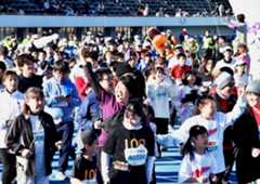 号砲を合図にスタートするミニ奈良マラソン参加者=13日、奈良市法蓮佐保山4のロートフィールド奈良