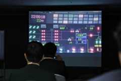 東京電力本社で柏崎刈羽原発6号機の送電開始作業を中継するモニター＝16日午後10時、東京都千代田区