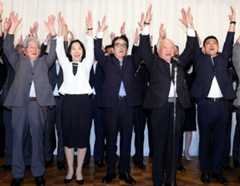 当選確実の一報を受け、山口市のホテルで支持者と万歳をして喜ぶ北村氏=中央(7月20日)