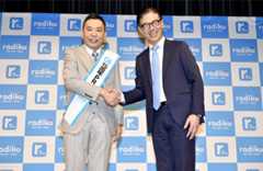 ラジコの15周年PR大使に就任した太田さん(左)=1日、東京都内