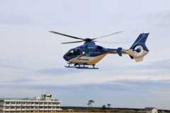 遊覧飛行で「避難の丘」を離陸するヘリコプター。奥に見えるのは震災遺構「荒浜小」