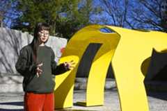 黄色いアーチの前で話す「中村キース・ヘリング美術館」主任学芸員の田中今子さん＝2026年1月、山梨県北杜市