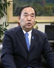 記者団の取材に応じる自民党広島県連の中本隆志会長代理＝17日午後、広島県庁