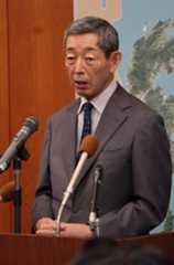 記者会見する新原市長