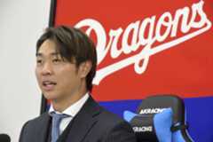 契約を更改し、記者会見する中日・高橋宏=12日、ナゴヤ球場