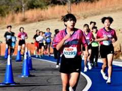 高低差のあるコースを走るミニ奈良マラソン参加者=ロートフィールド奈良外周路