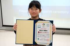 グランプリに選ばれた登佐古さん=北島町高房の徳島新聞印刷センター