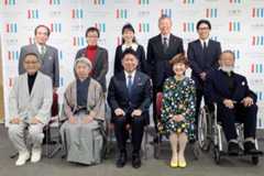 第12期川崎市市民文化大使となった(後列左から)大矢さん、小原さん、国府さん、パンチさん、松本さん(前列左から)伊藤さん、鵜澤さん、大谷さん、佐藤さんと福田市長(前列中央)=4日、川崎市役所