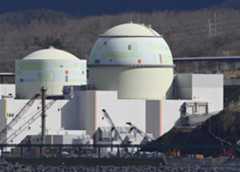 北海道泊村の北海道電力泊原発3号機（右）＝4月