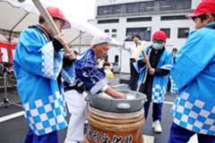 交通安全を祈願し、三味線のリズムに合わせてきねを振るう児童ら=美馬署