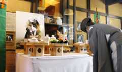 和歌山電鉄貴志駅で営まれた、2代目猫駅長「ニタマ」の社葬＝13日午後、和歌山県紀の川市