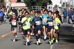 一斉にスタートする参加チームの選手=吉野川市美郷