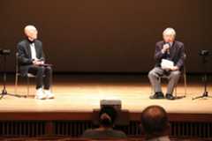 北條民雄の顕彰碑を建立する計画について語る小笠原会長(右)=阿南市文化会館夢ホール