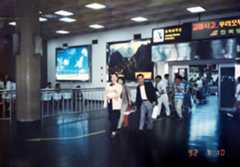 「日韓フォトコンテスト」で受賞した、ソウルの金浦空港で撮影された李静和さんらの写真（運営事務局提供・共同）