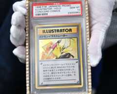 競売で落札されたポケモンカード＝2025年12月、米ニューヨーク（共同）