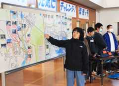 防災マップを披露する児童＝津久見市堅徳小