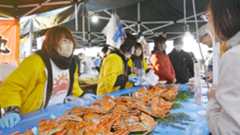 宮城県名取市のゆりあげ港朝市で開催された「輪島かにまつり」=23日午前