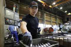 「トビシマ製作所」で働くベトナム人のグエン・マイン・ハーさん=10月、愛知県飛島村