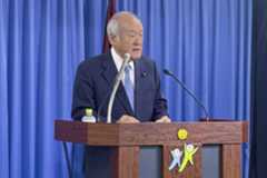 記者会見する自民党の鈴木幹事長=16日午前、東京・永田町の党本部