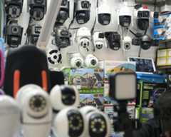 中国広東省広州市の商店で売られている防犯カメラ＝2025年10月（共同）