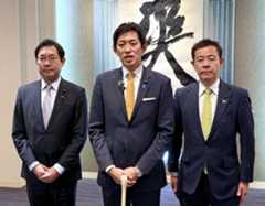 取材に応じる自民党の小林政調会長（中央）ら＝14日午後、徳島市