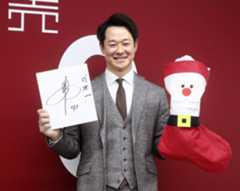 契約交渉を終え、笑顔で写真撮影に応じる巨人の中川=15日、東京都内の球団事務所