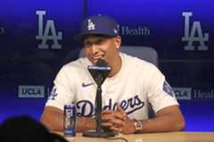 ドジャースの入団会見で笑顔を見せるディアス=12日、ロサンゼルス(共同)