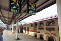 ハノイ駅に停車する「ハノイトレイン」=2025年9月、ベトナム・ハノイ(共同)