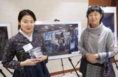 「日韓フォトコンテスト」で生後間もない頃の写真が受賞した李静和さん（左）と、母大塚由美子さん＝28日、ソウル（共同）