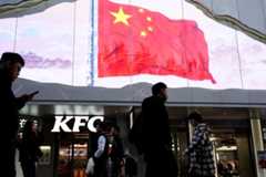 中国上海市の繁華街で大型画面に映し出された中国国旗＝11月