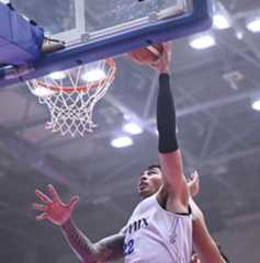 【福島ファイヤーボンズ-青森ワッツ】第3クオーター、シュートを決めるワッツのヒサタケ=宝来屋ボンズアリーナ