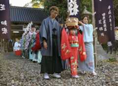 木葉神社の「ねんねこ祭り」で、頭におひつを載せた「ご飯持ち巫女」を先頭に練り歩く行列＝7日午前、和歌山県串本町