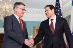 米国務省で握手するルビオ国務長官（右）とイスラエルのサール外相＝10日、ワシントン（ゲッティ＝共同）