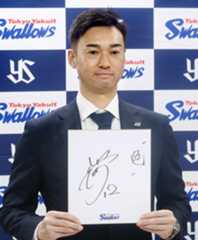契約交渉を終え、色紙を手にするヤクルト・石山=15日、神宮