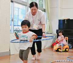 「こども誰でも通園制度」を利用して園内で遊ぶ子どもたち＝９月２日、那覇市立壺屋こども園