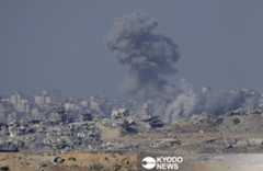 和平計画を巡る「第１段階」の合意をイスラエルが閣議で承認した後も煙が立ち上るパレスチナ自治区ガザ北部＝２０２５年１０月１０日、イスラエル南部スデロトから撮影（共同）