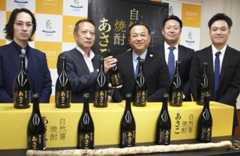 自然薯焼酎「あさこ」を土居昌弘市長（中央）披露するルックスの渡久地政宗社長（左から２人目）ら＝竹田市役所