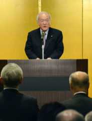 盛岡市の会合であいさつする自民党の鈴木幹事長＝14日午後